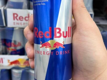 Palette de Red Bull 250 ml stockée dans un entrepôt – empilage stable et conditions de stockage optimales pour préserver la qualité de la boisson énergisante.