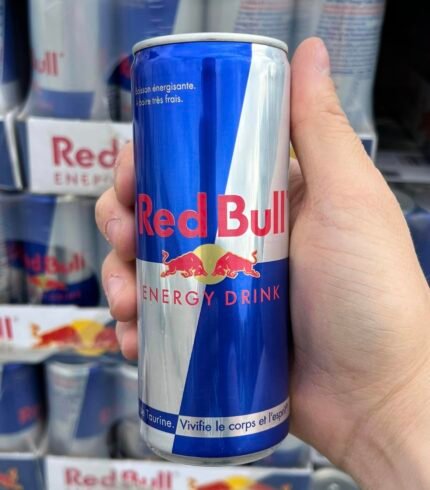 Palette de Red Bull 250 ml stockée dans un entrepôt – empilage stable et conditions de stockage optimales pour préserver la qualité de la boisson énergisante.