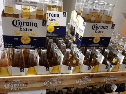 Carton de 24 bouteilles de Corona Extra 33cl, la bière blonde légère idéale pour un rafraîchissement estival. Parfait pour les apéritifs en plein air ou les moments entre amis.