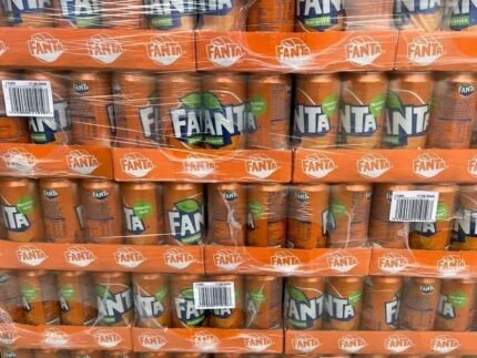 Palette de 2592 canettes de Fanta 33 cl empilées, prêtes à être livrées pour vos événements et fêtes.