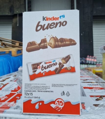 Barre de Kinder Bueno croquée – gaufrette croustillante et crème de noisettes fondante, un vrai délice pour une pause gourmande. - destockage-alimentaire-europe