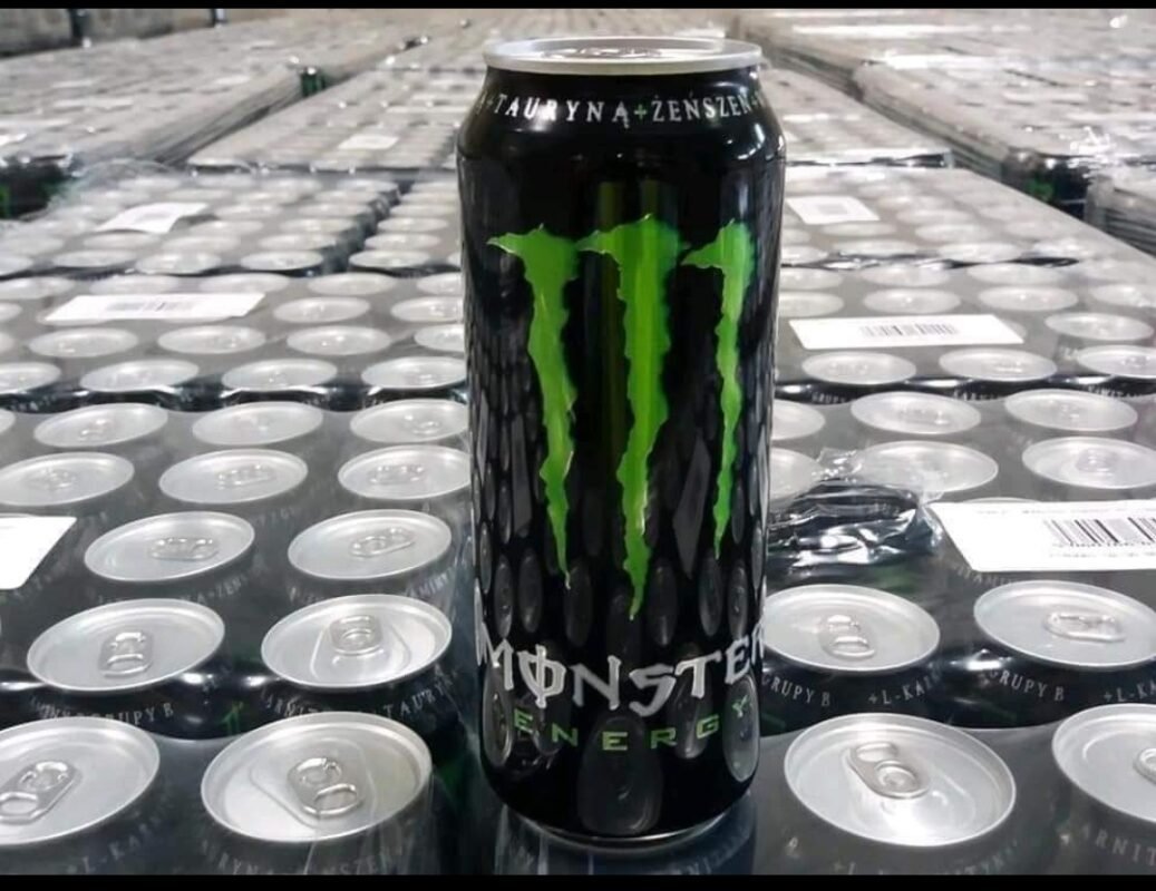 Une canette de Monster Energy Classic 500ml – la boisson idéale pour un boost rapide d’énergie. Parfaite pour rester alerte grâce à la caféine, au ginseng et au guarana.