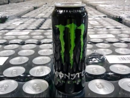 Une canette de Monster Energy Classic 500ml – la boisson idéale pour un boost rapide d’énergie. Parfaite pour rester alerte grâce à la caféine, au ginseng et au guarana.