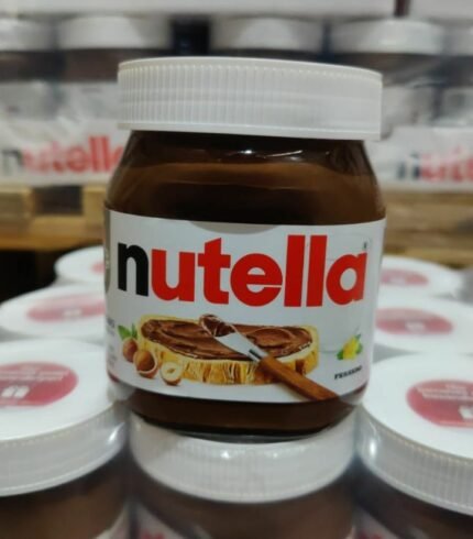 Pot de Nutella 750g ouvert avec une cuillère – texture onctueuse et saveur chocolat-noisettes, parfait pour tartiner ou utiliser dans vos recettes sucrées préférées.